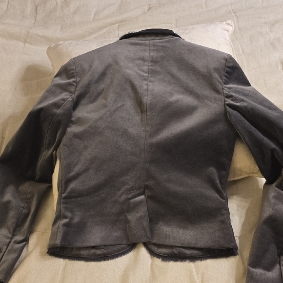 Sophisticated Gray Cropped Blazer with Tailored Silhouette - Picture 11 of 13